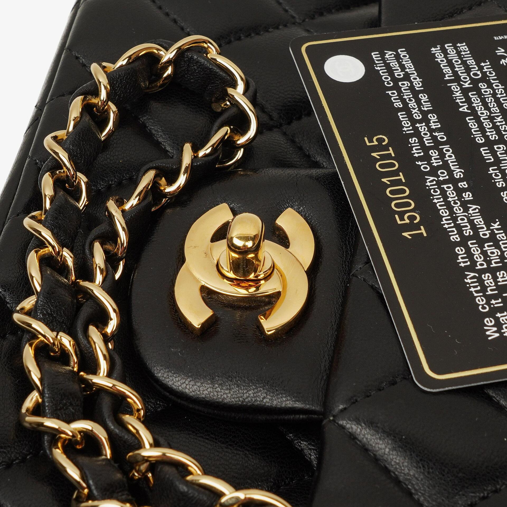 Chanel Small Classic Double Flap Tasche aus schwarzem gestepptem Lammleder