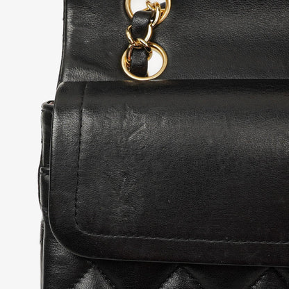 Chanel Small Classic Double Flap Tasche aus schwarzem gestepptem Lammleder