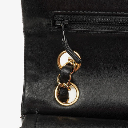 Chanel Small Classic Double Flap Tasche aus schwarzem gestepptem Lammleder
