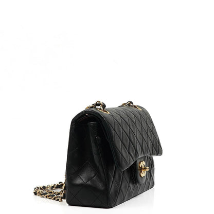 Chanel Kleine Classic Double Flap Tasche aus schwarzem gestepptem Lammleder mit 24K vergoldeter Hardware