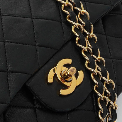 Chanel Kleine Classic Double Flap Tasche aus schwarzem gestepptem Lammleder mit 24K vergoldeter Hardware