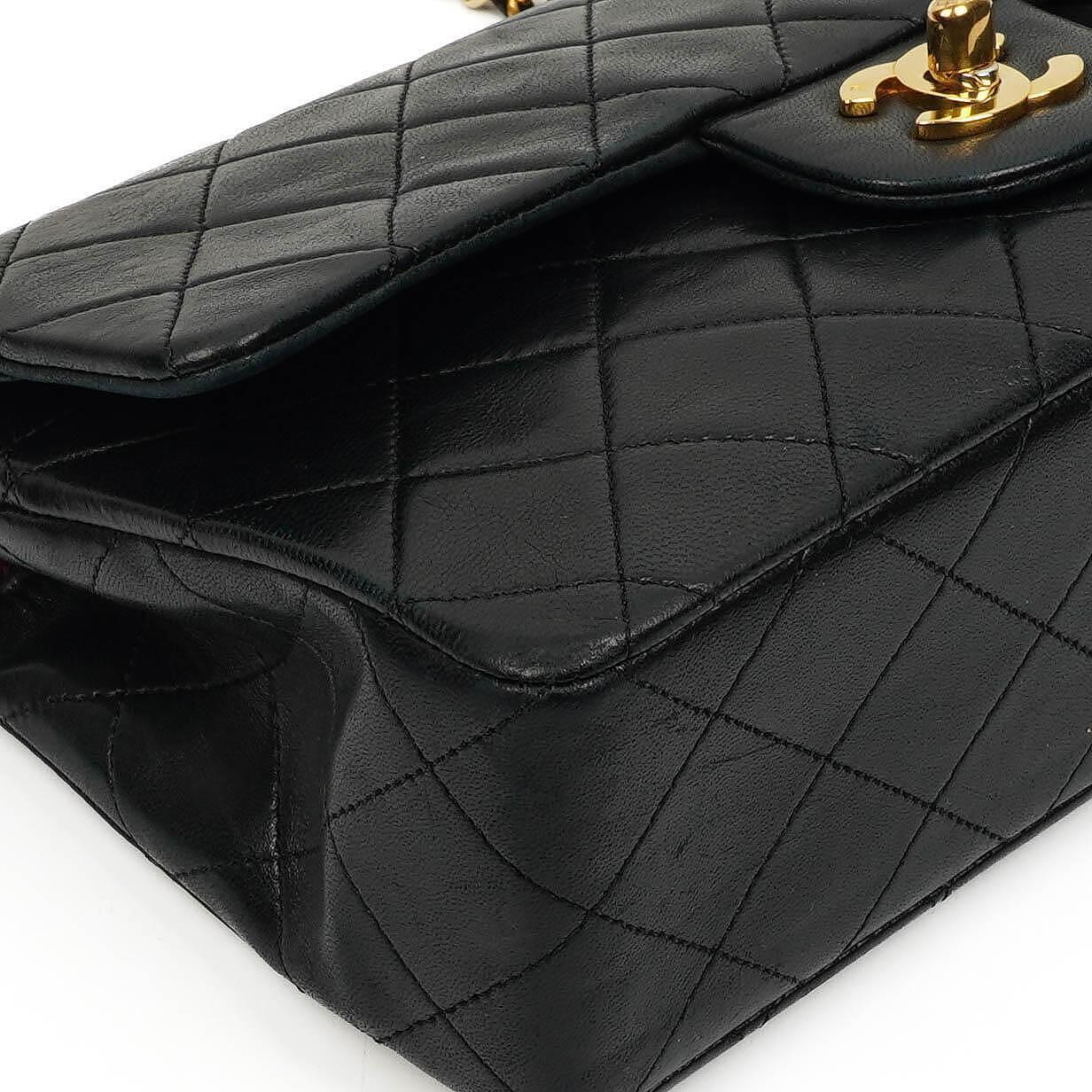 Chanel Kleine Classic Double Flap Tasche aus schwarzem gestepptem Lammleder mit 24K vergoldeter Hardware