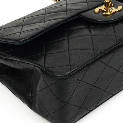Chanel Kleine Classic Double Flap Tasche aus schwarzem gestepptem Lammleder mit 24K vergoldeter Hardware
