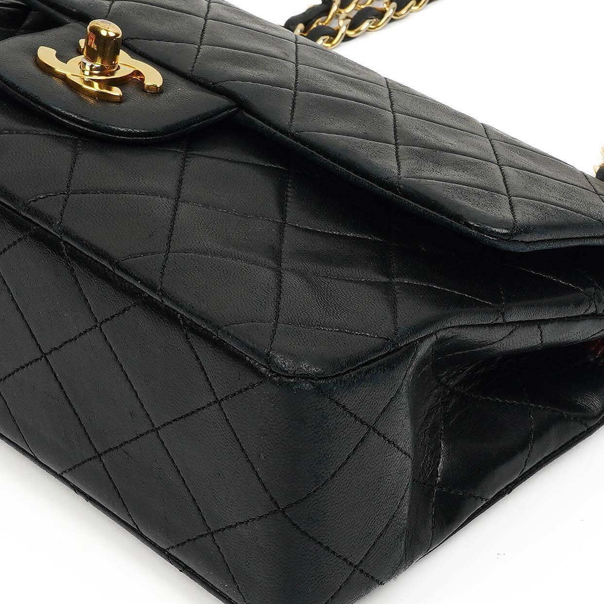Chanel Kleine Classic Double Flap Tasche aus schwarzem gestepptem Lammleder mit 24K vergoldeter Hardware