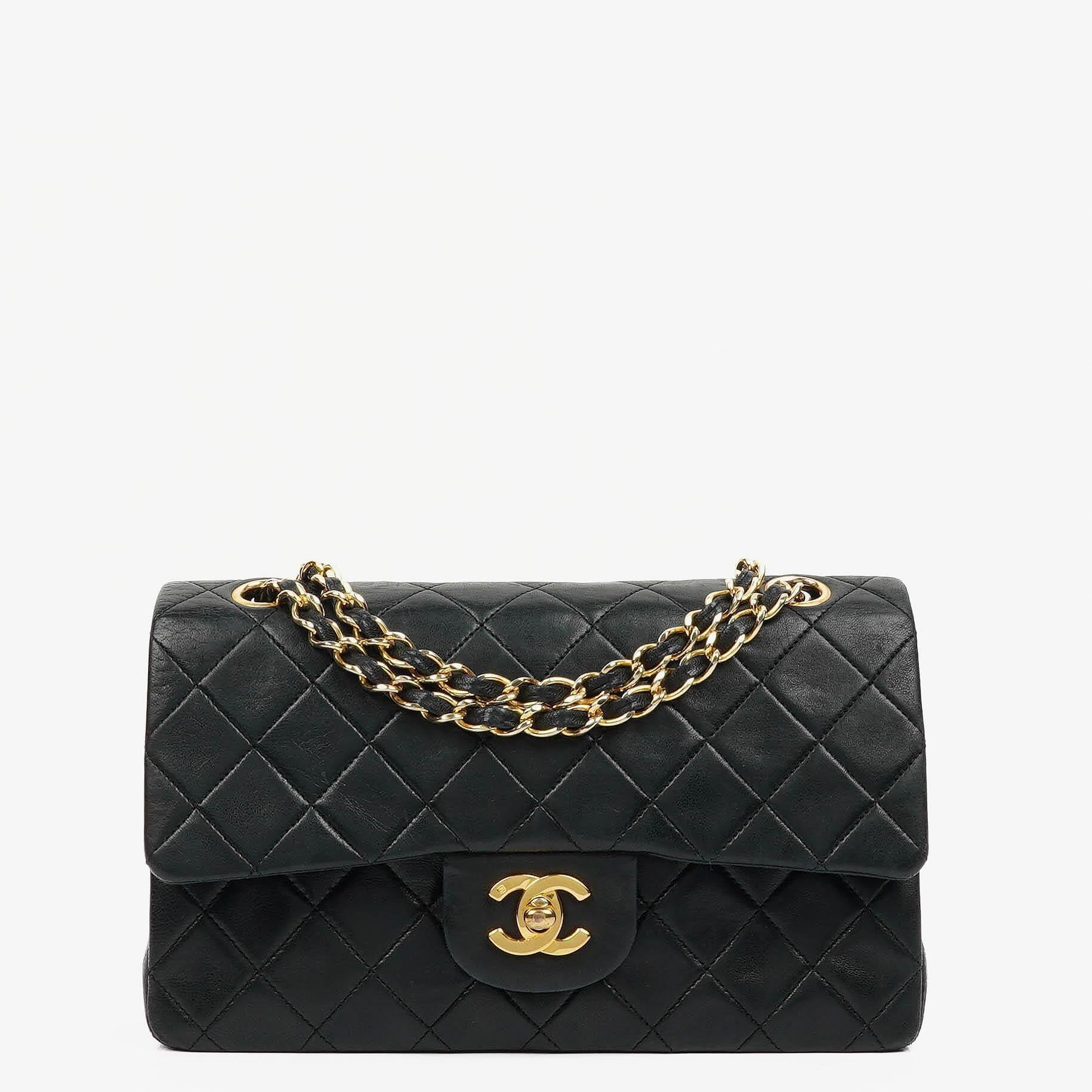 Chanel Kleine Classic Double Flap Tasche aus schwarzem gestepptem Lammleder mit 24K vergoldeter Hardware