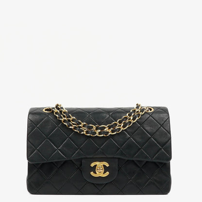 Chanel Kleine Classic Double Flap Tasche aus schwarzem gestepptem Lammleder mit 24K vergoldeter Hardware