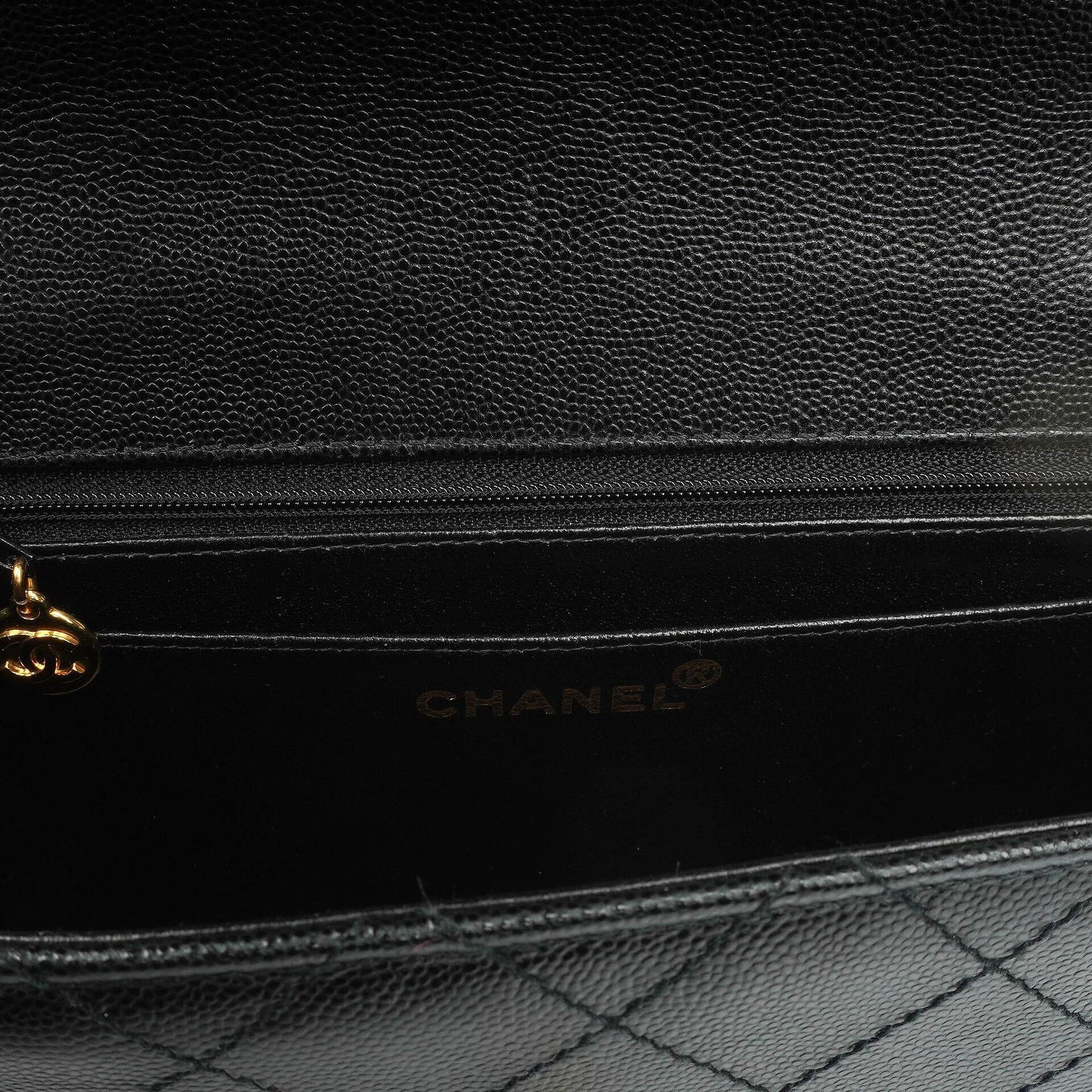 Chanel Kleine Klassische Flap Tasche Schwarz Kaviar 24K Goldbeschläge