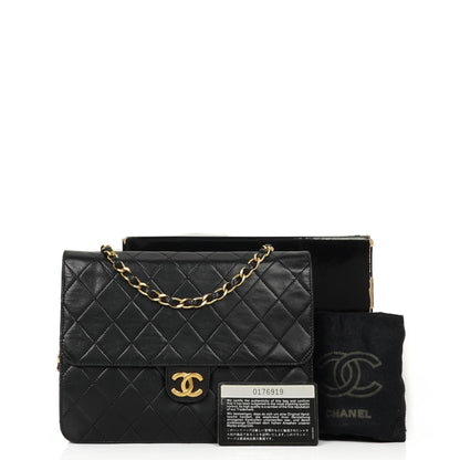 Chanel Small Classic Lammleder Flap Bag mit 24K goldplattierten Beschlägen Sehr gut