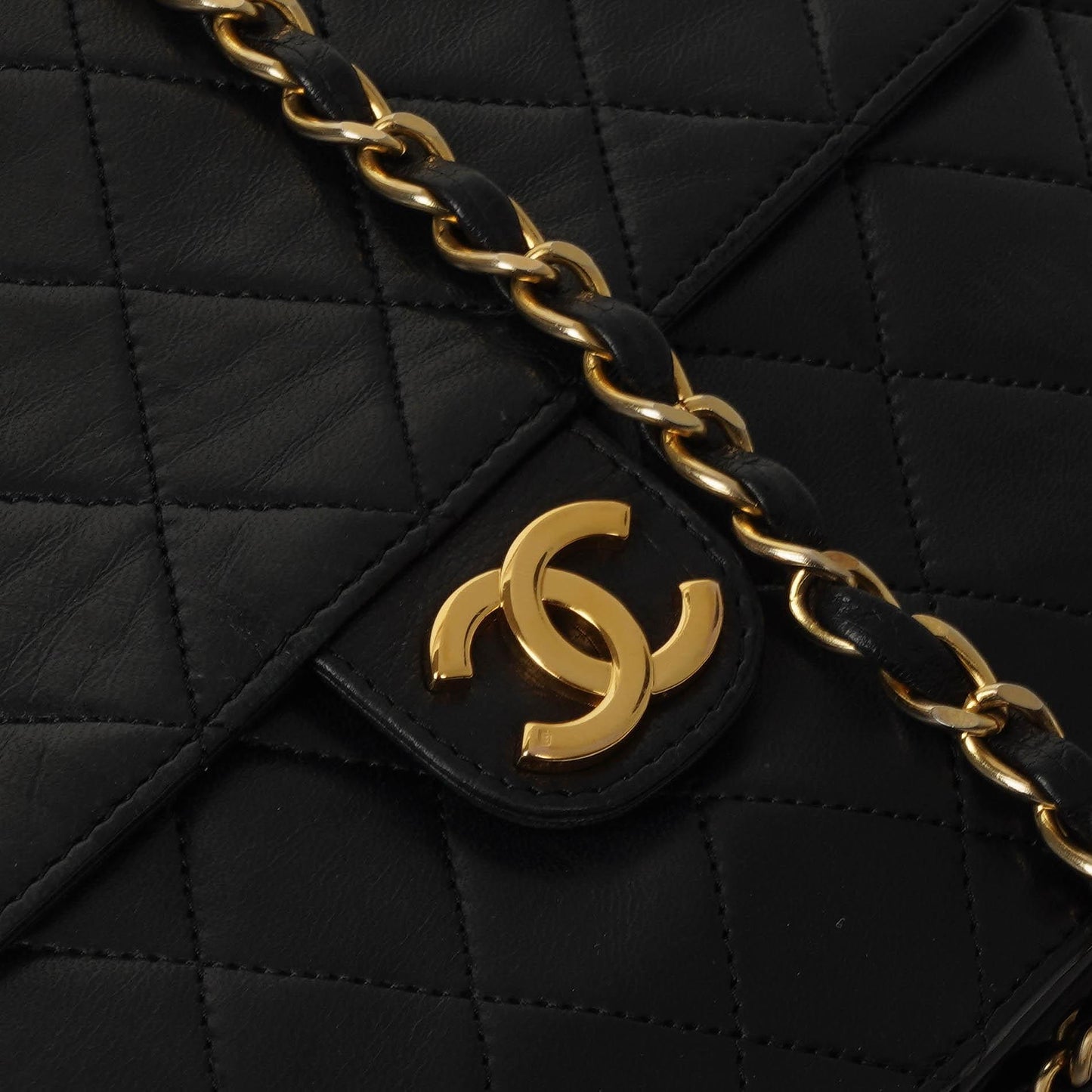 Chanel Small Classic Lammleder Flap Bag mit 24K goldplattierten Beschlägen Sehr gut