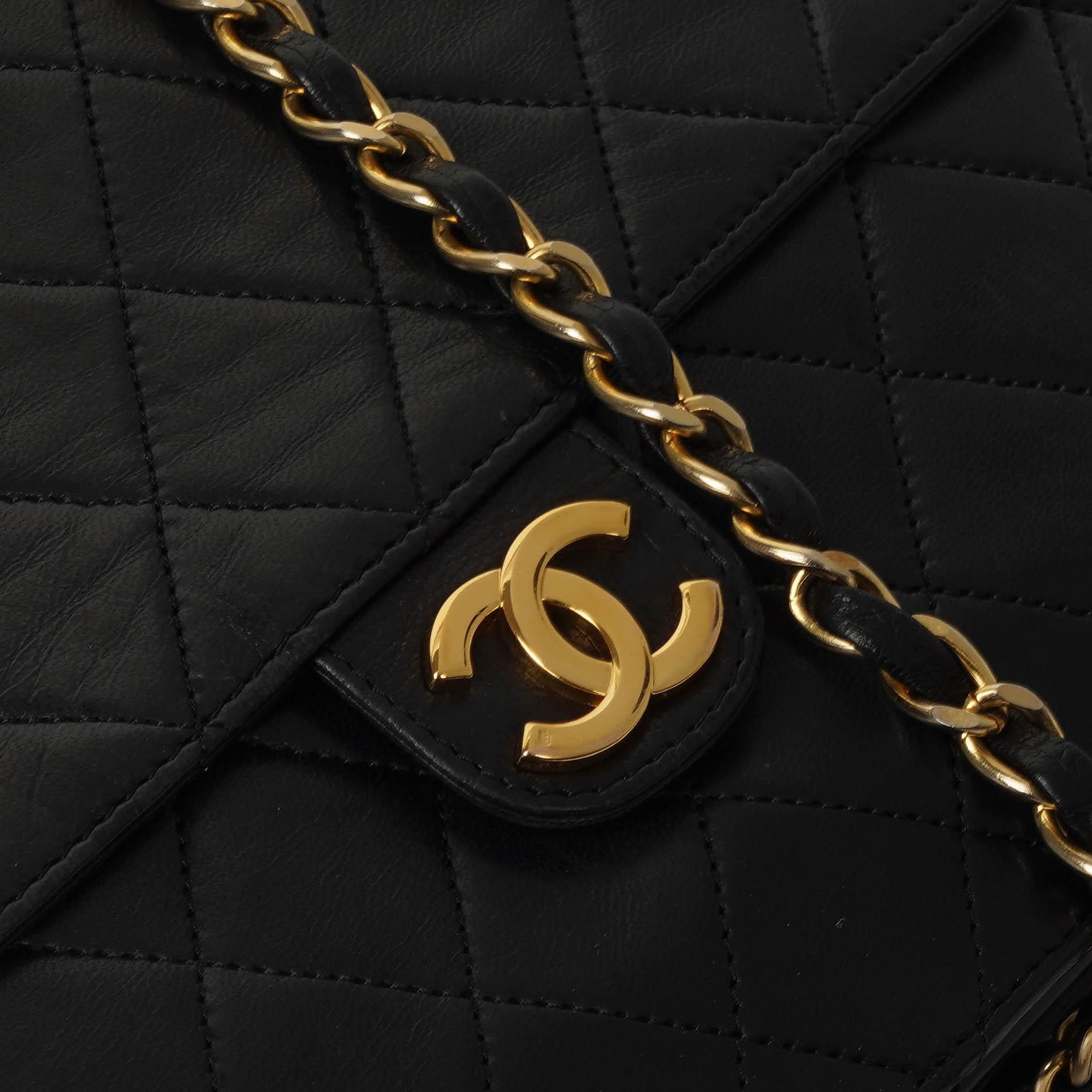 Chanel Small Classic Lammleder Flap Bag mit 24K goldplattierten Beschlägen Sehr gut