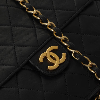 Chanel Small Classic Lammleder Flap Bag mit 24K goldplattierten Beschlägen Sehr gut