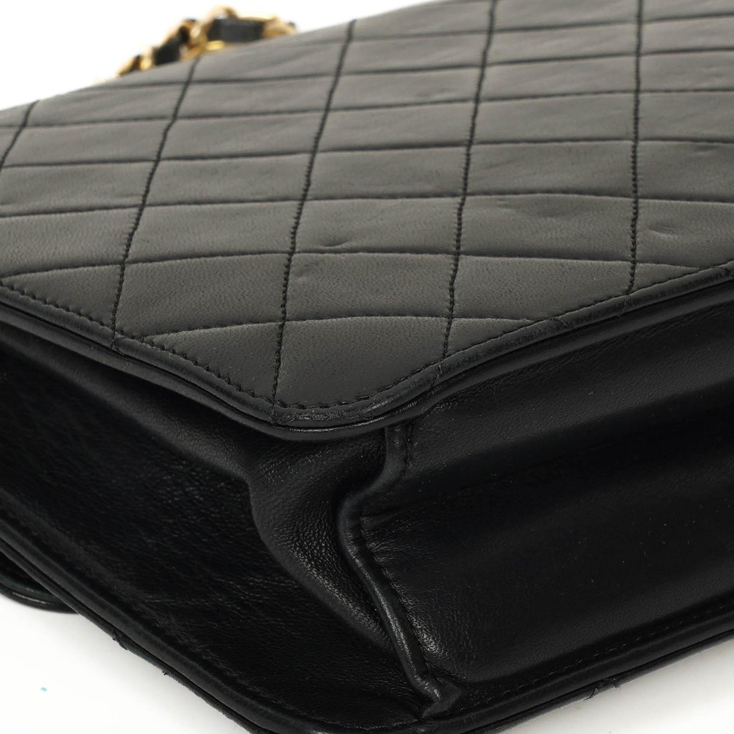 Chanel Small Classic Lammleder Flap Bag mit 24K goldplattierten Beschlägen Sehr gut