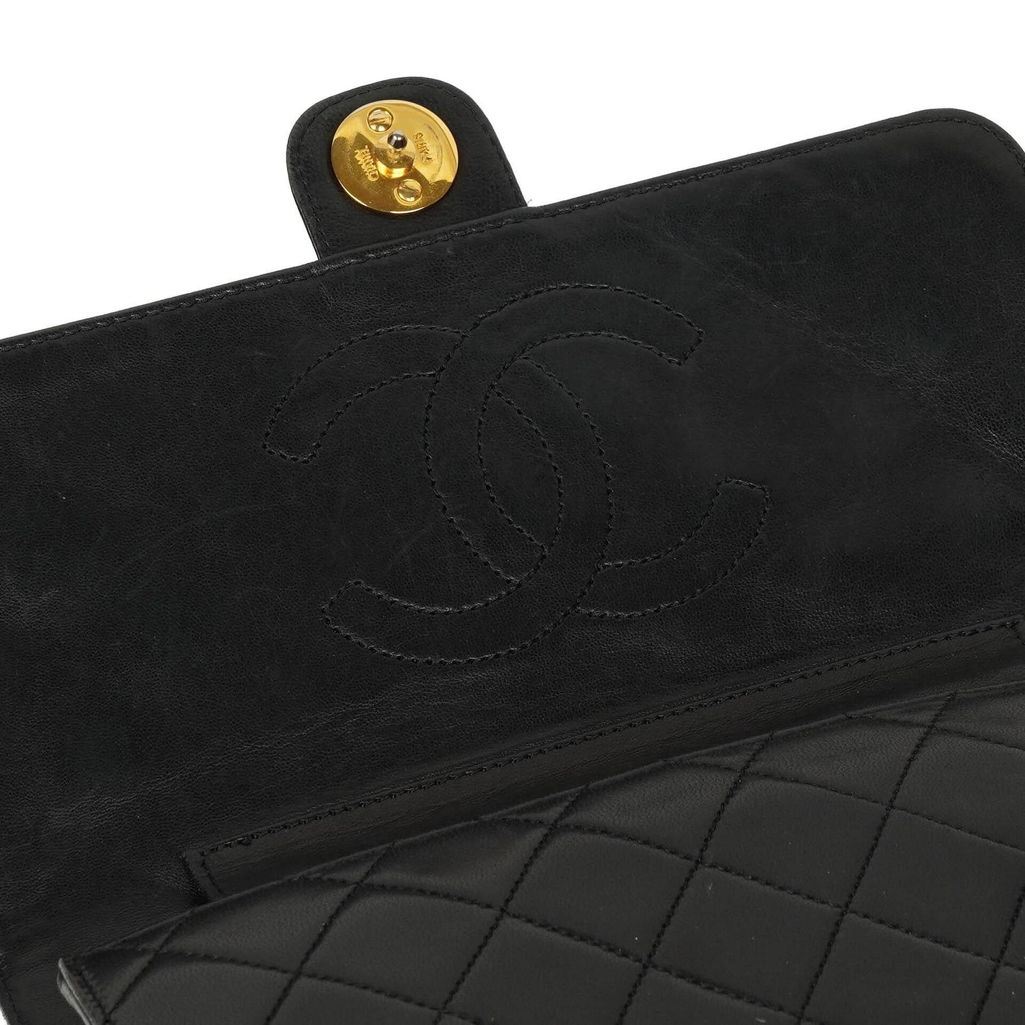 Chanel Small Classic Lammleder Flap Bag mit 24K goldplattierten Beschlägen Sehr gut