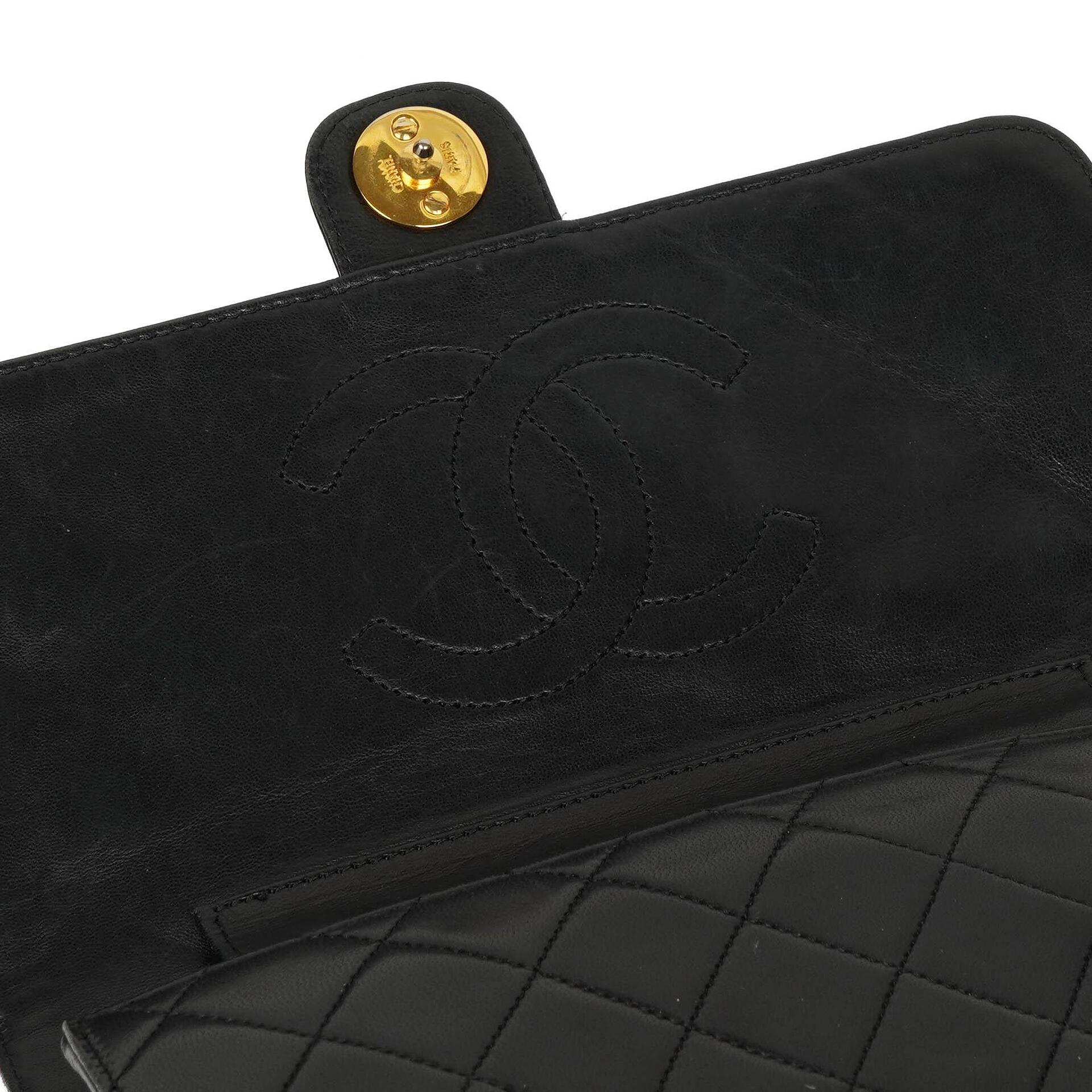 Chanel Small Classic Lammleder Flap Bag mit 24K goldplattierten Beschlägen Sehr gut