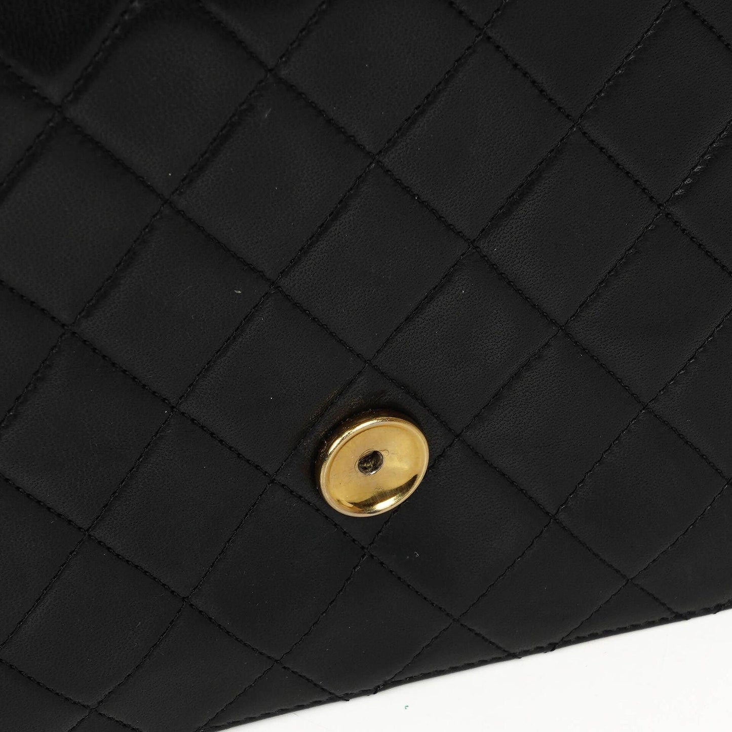 Chanel Small Classic Lammleder Flap Bag mit 24K goldplattierten Beschlägen Sehr gut