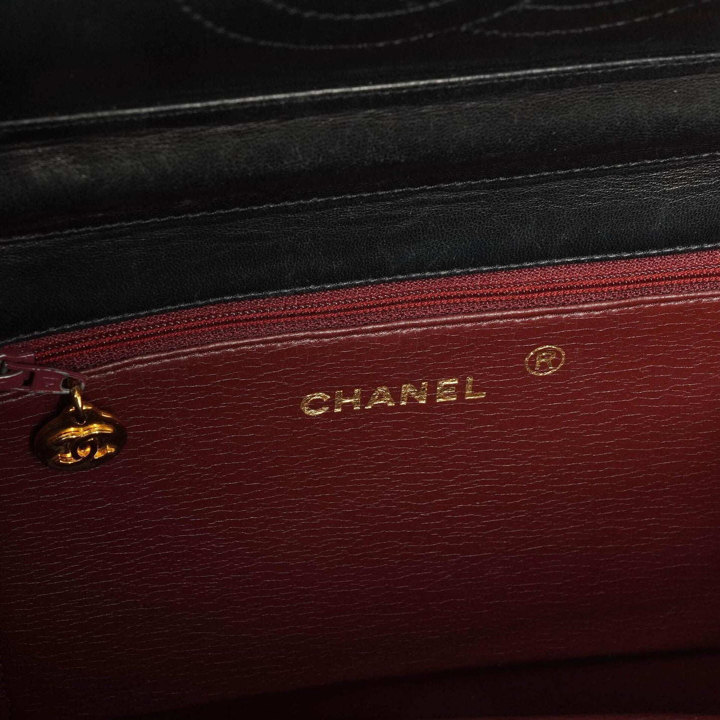 Chanel Small Classic Lammleder Flap Bag mit 24K goldplattierten Beschlägen Sehr gut