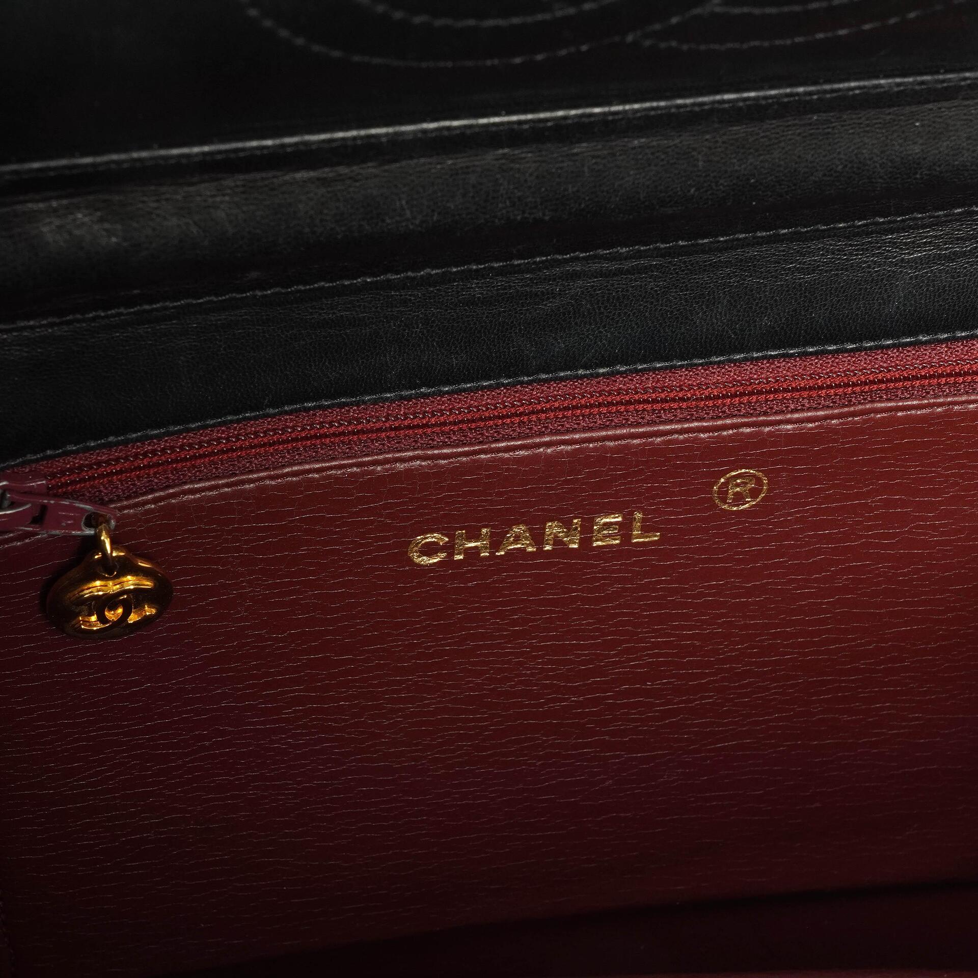Chanel Small Classic Lammleder Flap Bag mit 24K goldplattierten Beschlägen Sehr gut