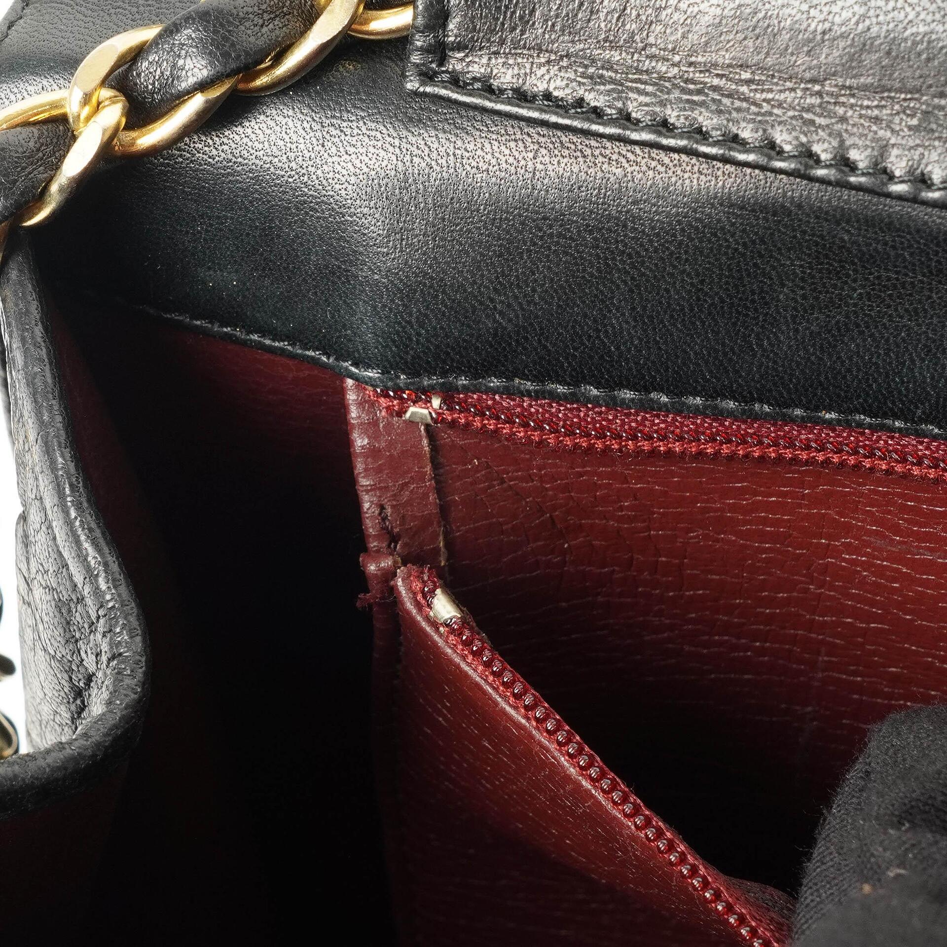 Chanel Small Classic Lammleder Flap Bag mit 24K goldplattierten Beschlägen Sehr gut