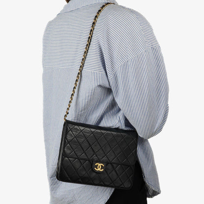 Chanel Small Classic Lammleder Flap Bag mit 24K goldplattierten Beschlägen Sehr gut