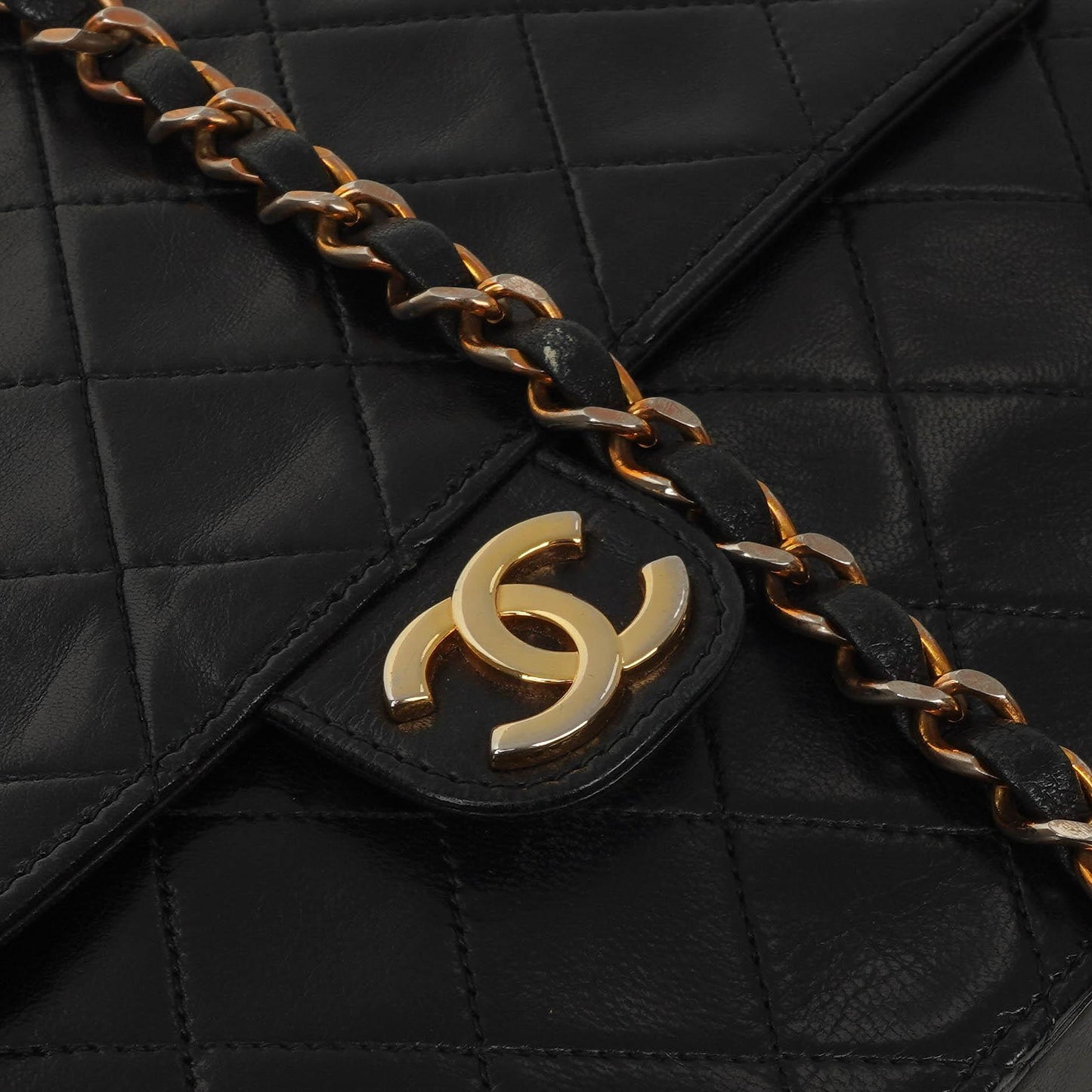 Chanel Small Classic Lammleder Flap Bag mit goldfarbenen Beschlägen Gut
