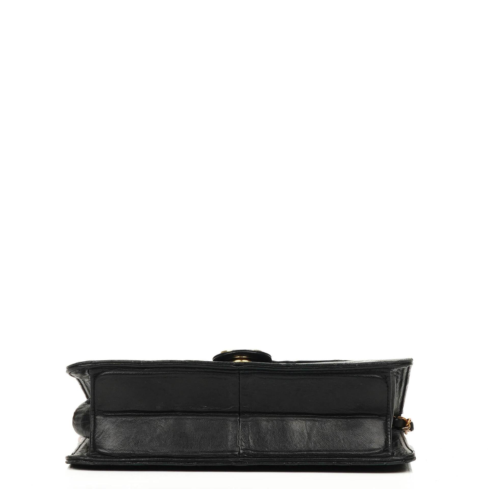 Chanel Small Classic Lammleder Flap Bag mit goldfarbenen Beschlägen Gut