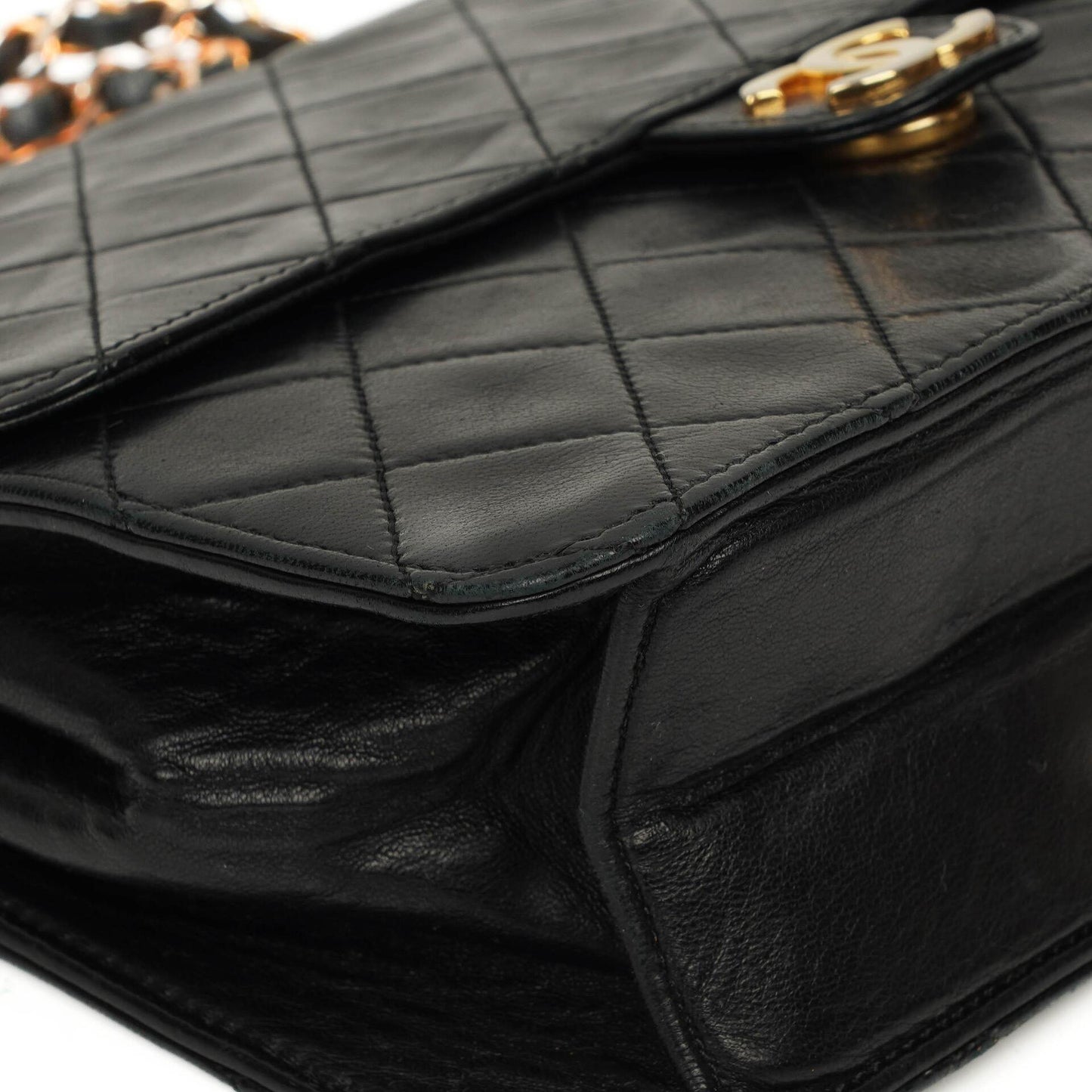Chanel Small Classic Lammleder Flap Bag mit goldfarbenen Beschlägen Gut