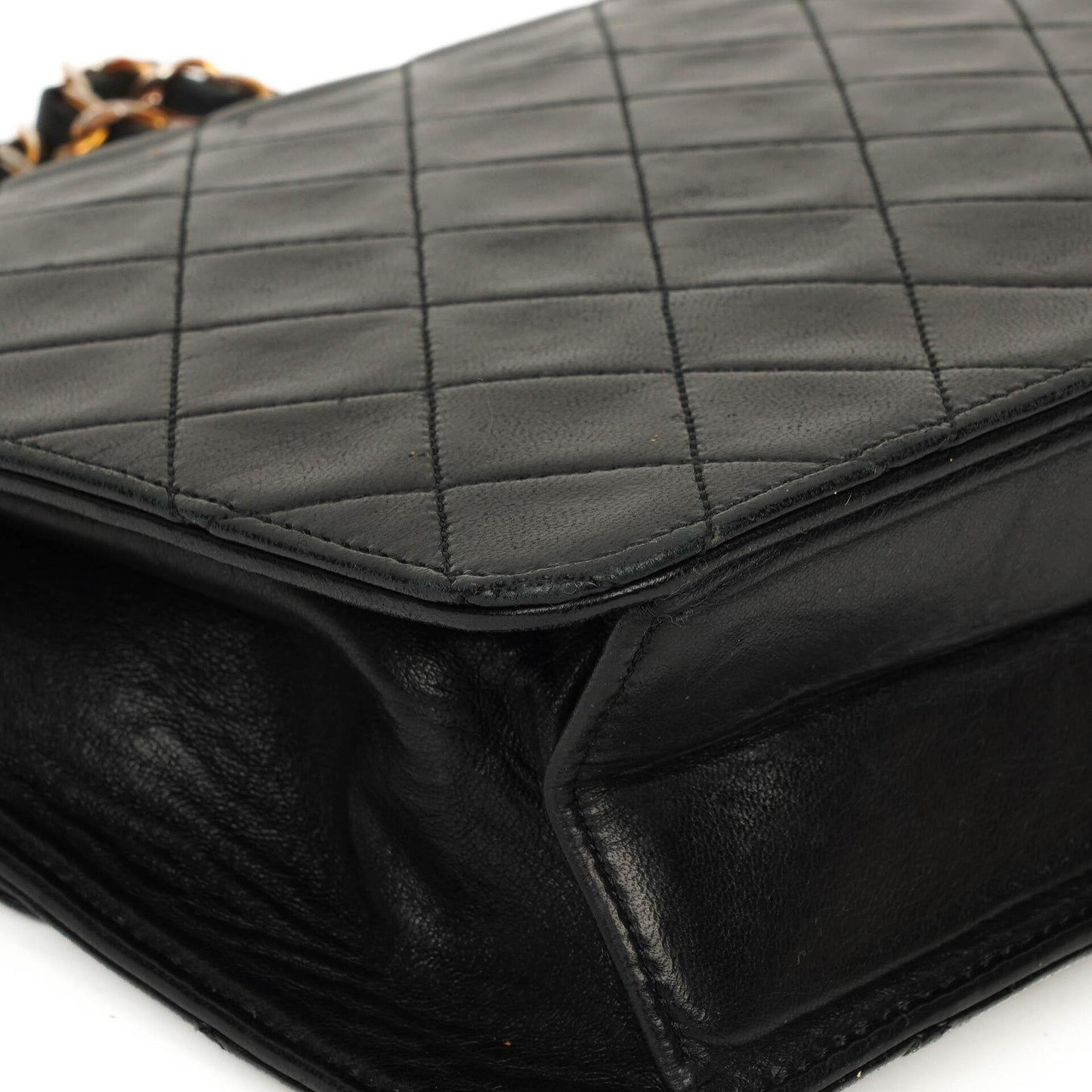 Chanel Small Classic Lammleder Flap Bag mit goldfarbenen Beschlägen Gut