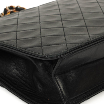 Chanel Small Classic Lammleder Flap Bag mit goldfarbenen Beschlägen Gut