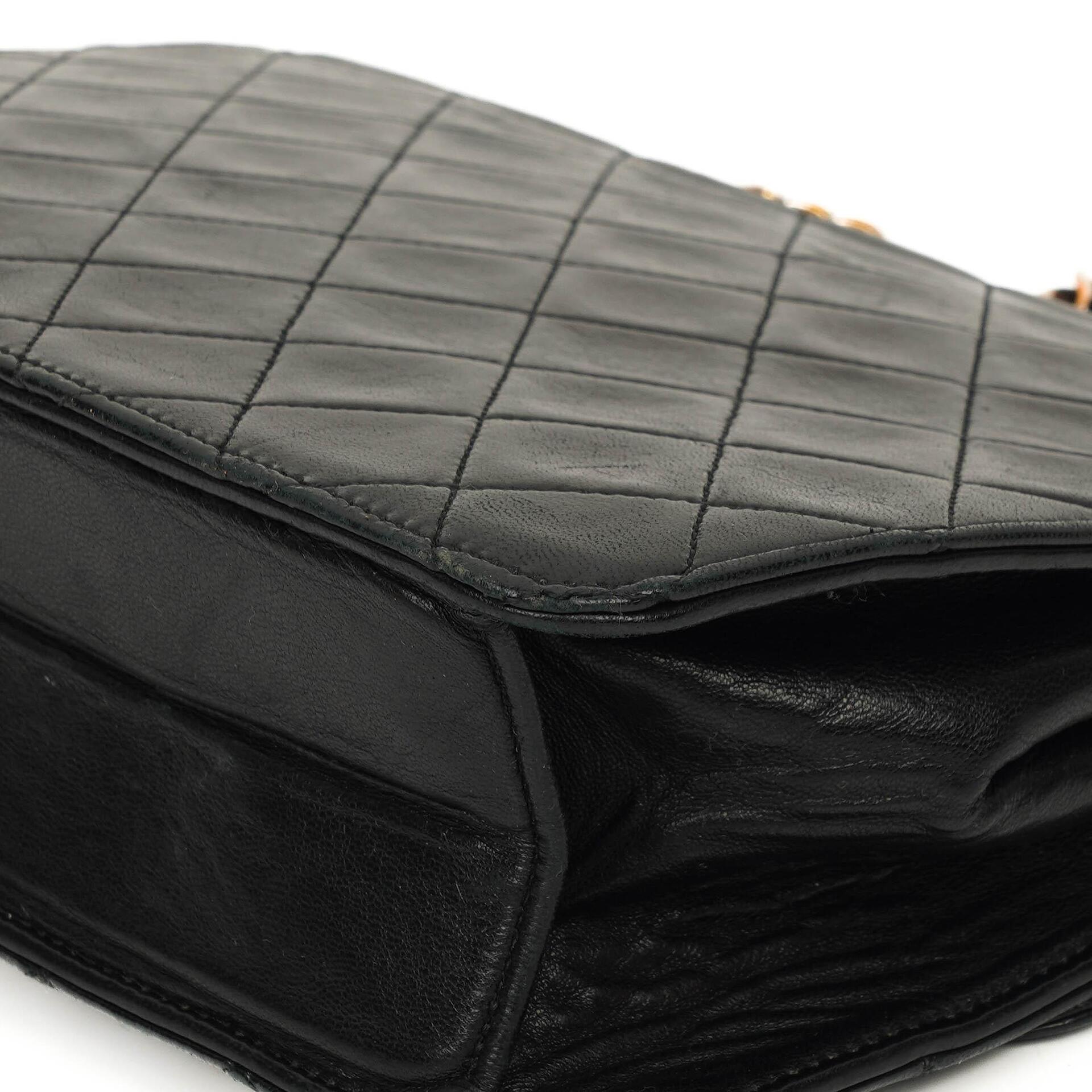 Chanel Small Classic Lammleder Flap Bag mit goldfarbenen Beschlägen Gut