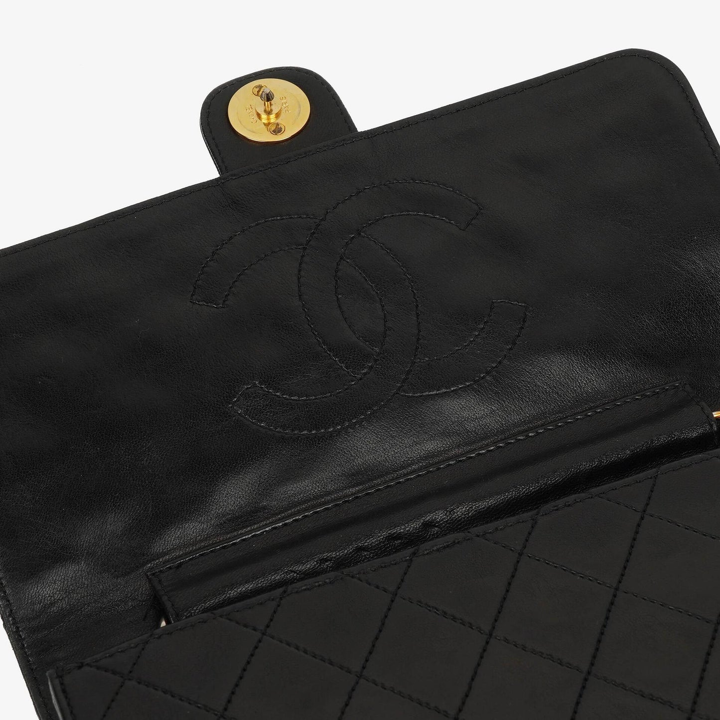 Chanel Small Classic Lammleder Flap Bag mit goldfarbenen Beschlägen Gut