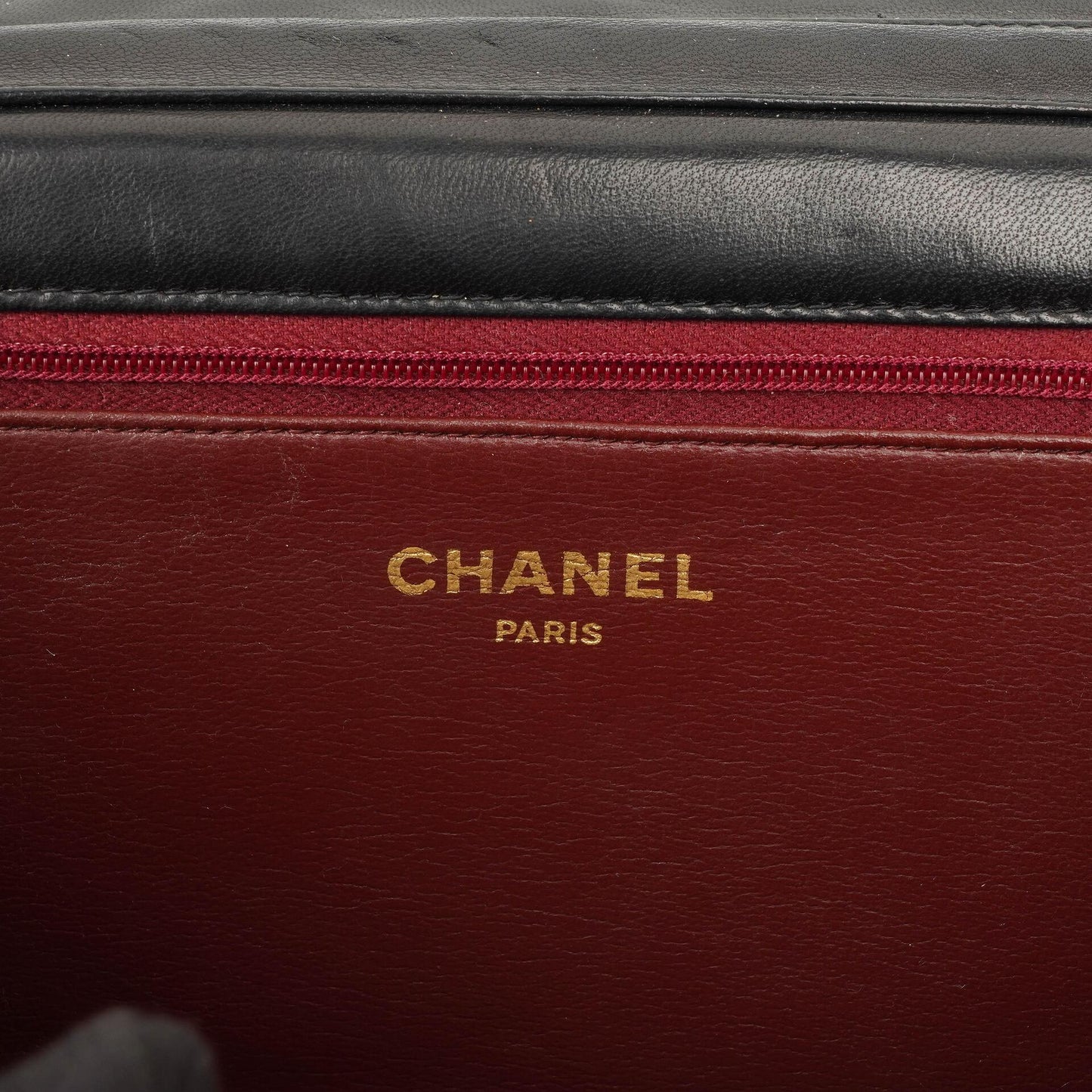 Chanel Small Classic Lammleder Flap Bag mit goldfarbenen Beschlägen Gut