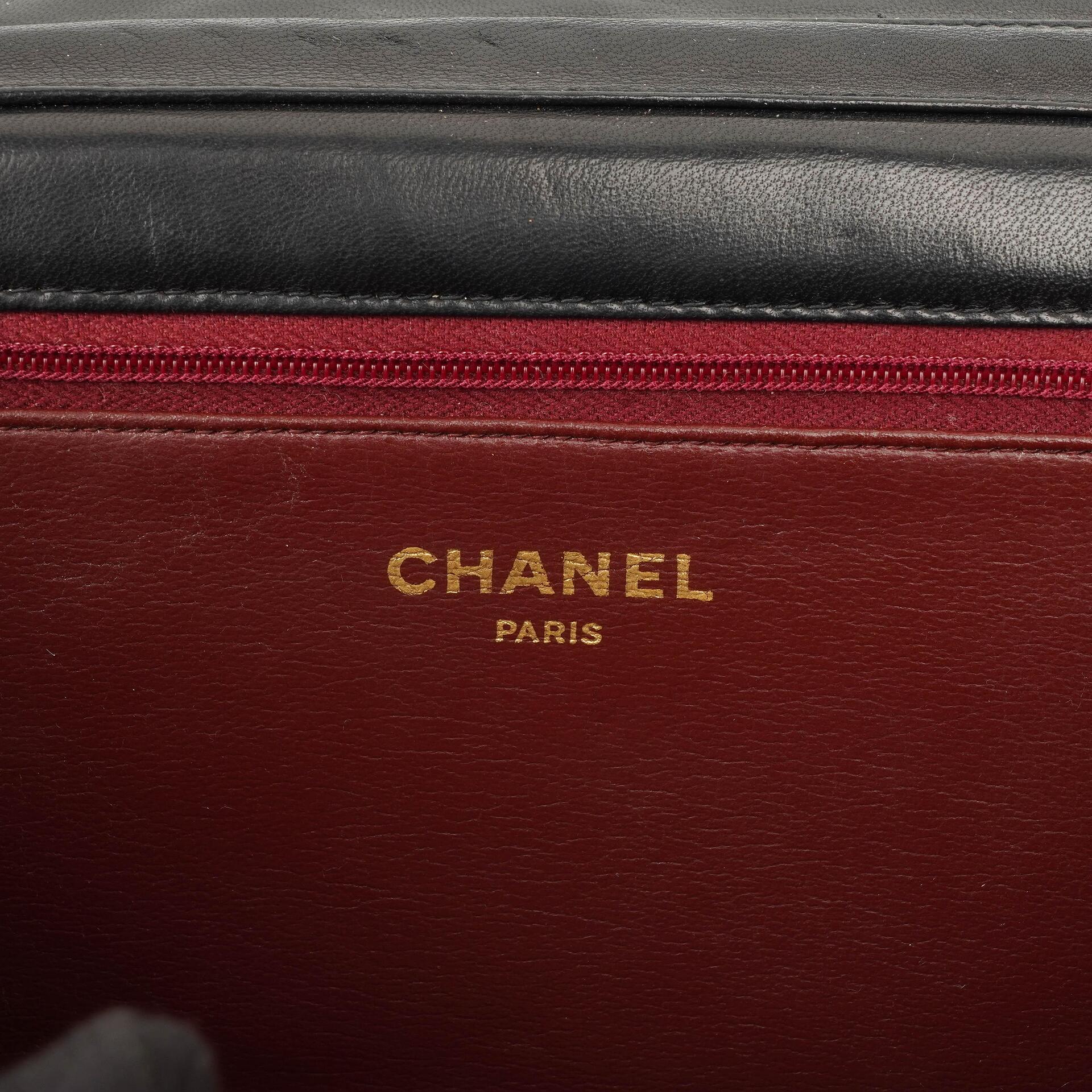 Chanel Small Classic Lammleder Flap Bag mit goldfarbenen Beschlägen Gut