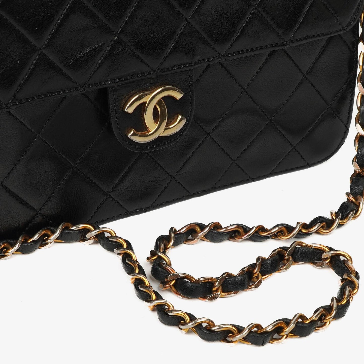 Chanel Small Classic Lammleder Flap Bag mit goldfarbenen Beschlägen Gut