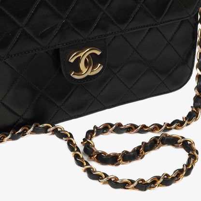Chanel Small Classic Lammleder Flap Bag mit goldfarbenen Beschlägen Gut