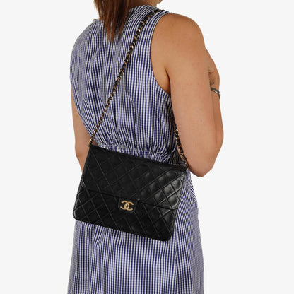 Chanel Small Classic Lammleder Flap Bag mit goldfarbenen Beschlägen Gut