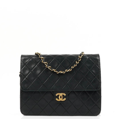 Chanel Small Classic Flap Bag aus Lammleder mit goldfarbener Hardware