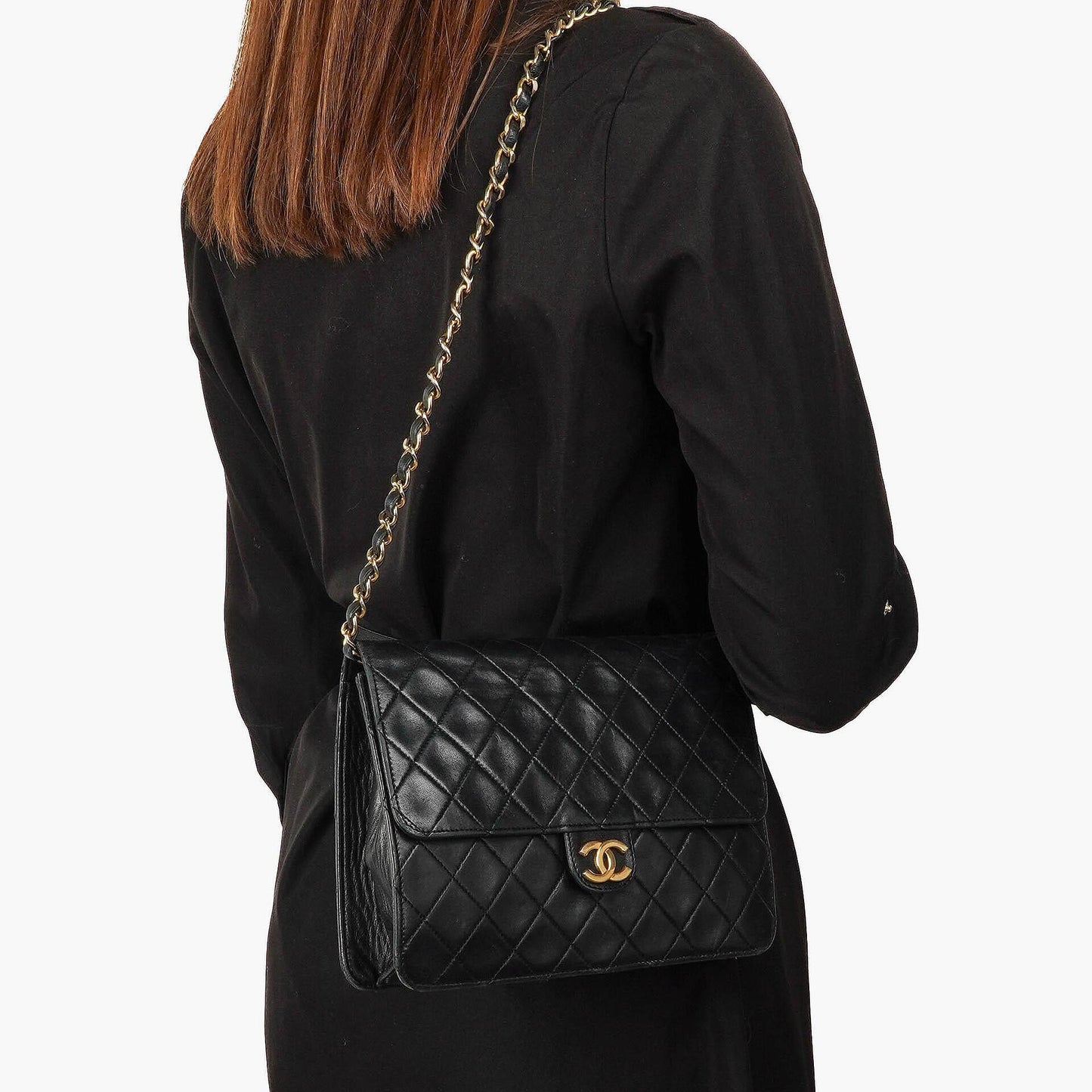 Chanel Small Classic Flap Bag aus Lammleder mit goldfarbener Hardware