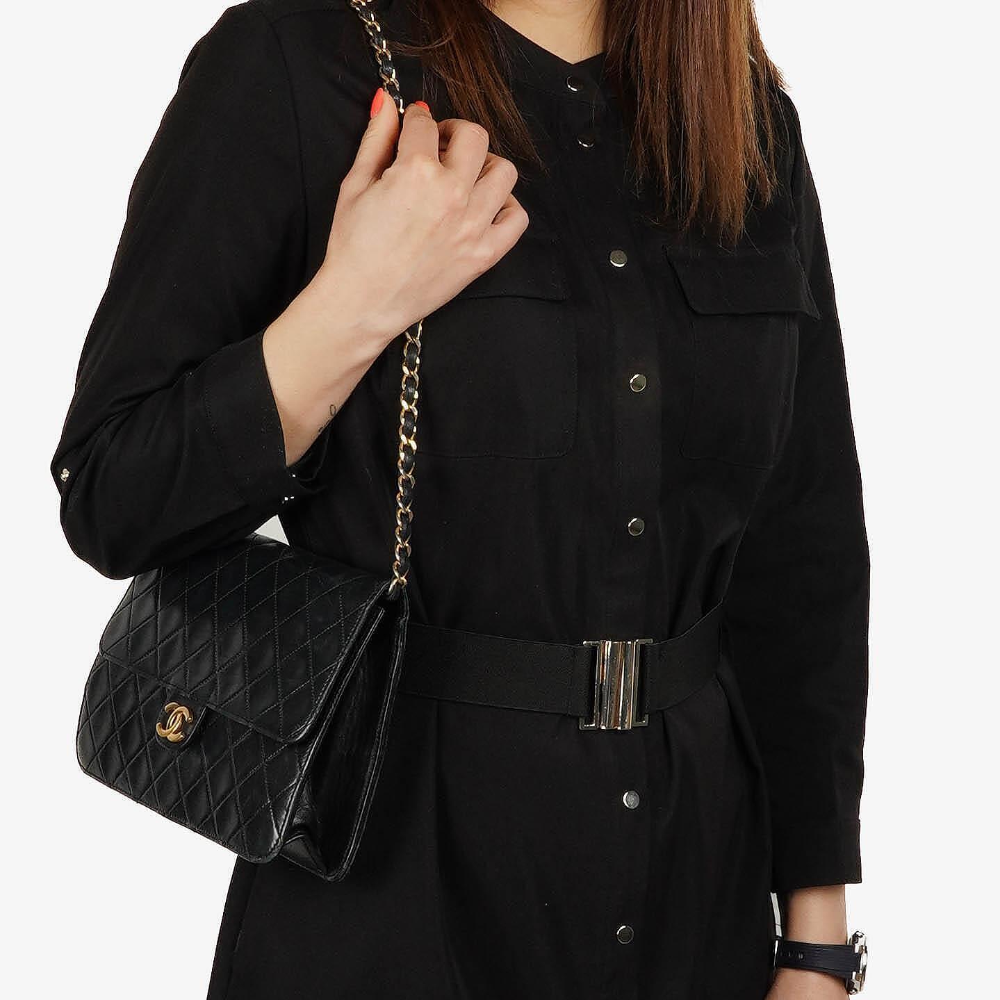 Chanel Small Classic Flap Bag aus Lammleder mit goldfarbener Hardware