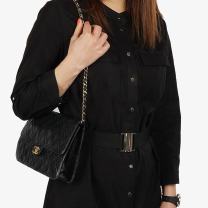 Chanel Small Classic Flap Bag aus Lammleder mit goldfarbener Hardware