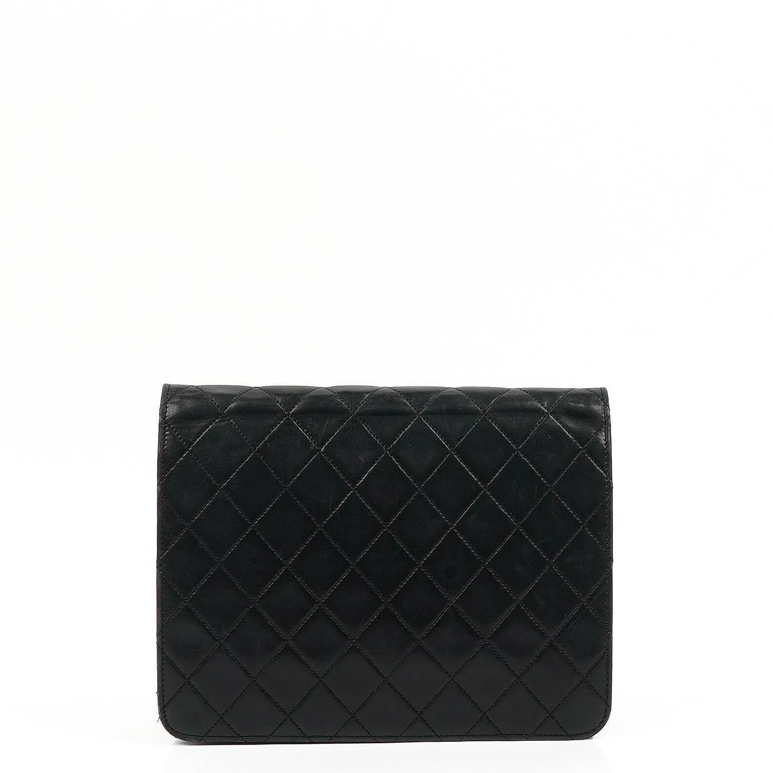 Chanel Small Classic Flap Bag aus Lammleder mit goldfarbener Hardware
