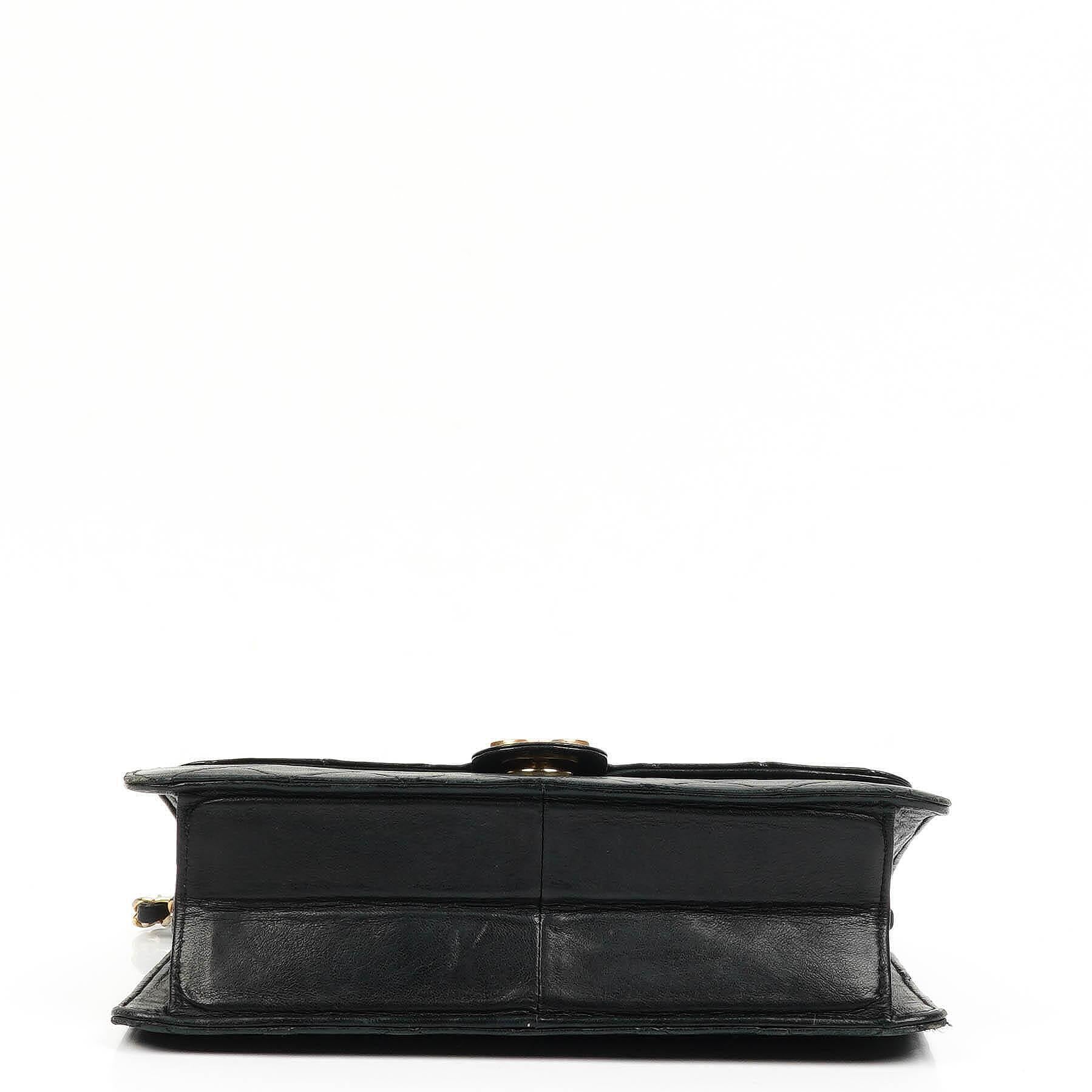 Chanel Small Classic Flap Bag aus Lammleder mit goldfarbener Hardware
