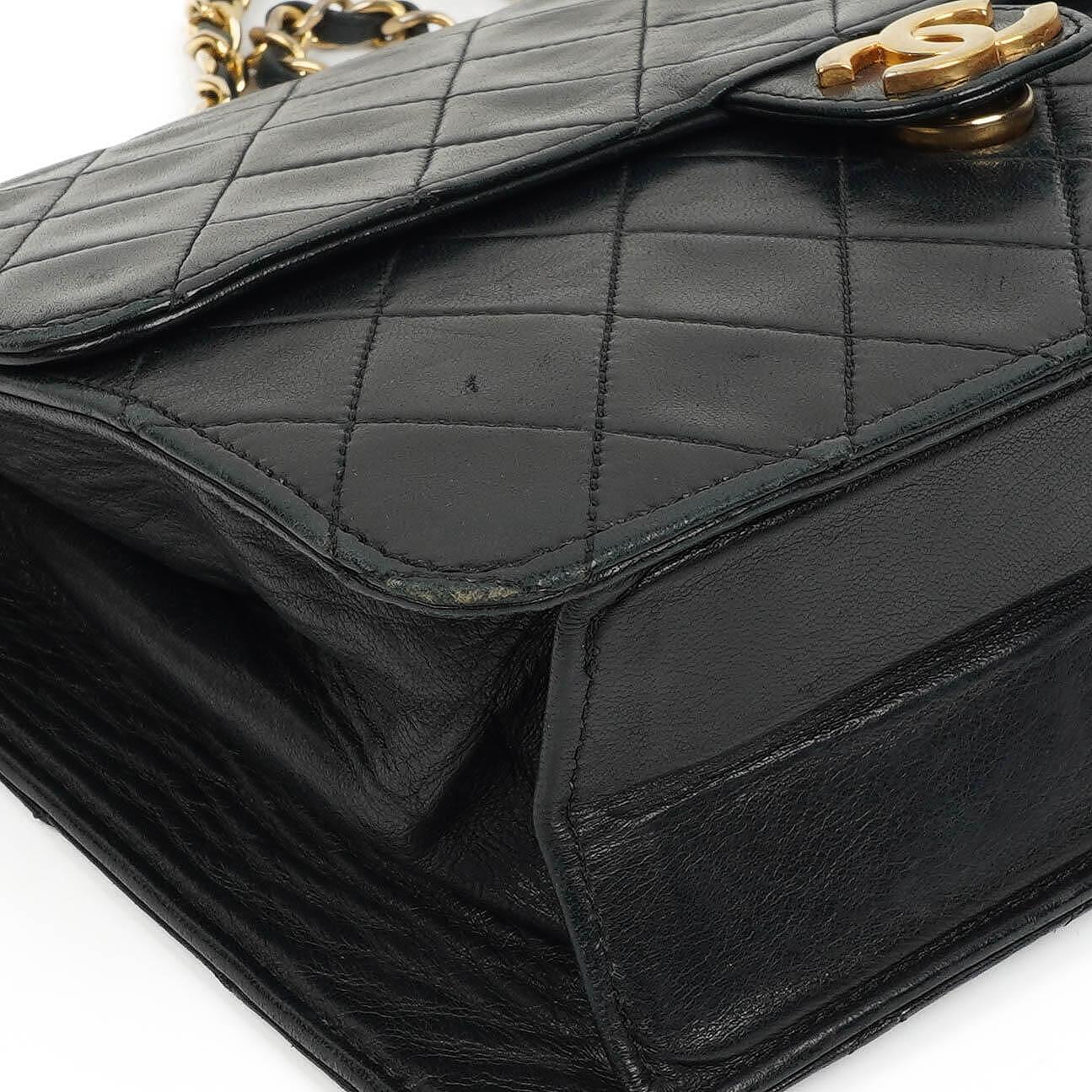 Chanel Small Classic Flap Bag aus Lammleder mit goldfarbener Hardware