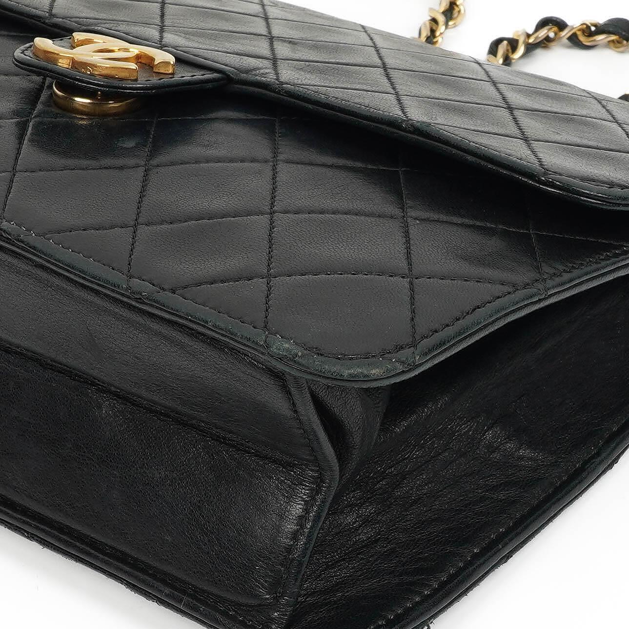 Chanel Small Classic Flap Bag aus Lammleder mit goldfarbener Hardware