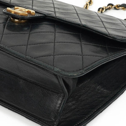 Chanel Small Classic Flap Bag aus Lammleder mit goldfarbener Hardware