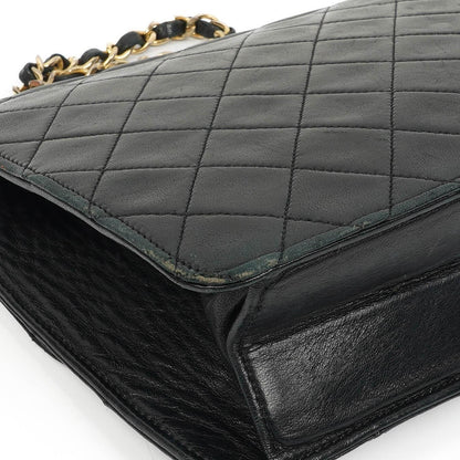 Chanel Small Classic Flap Bag aus Lammleder mit goldfarbener Hardware