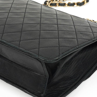 Chanel Small Classic Flap Bag aus Lammleder mit goldfarbener Hardware