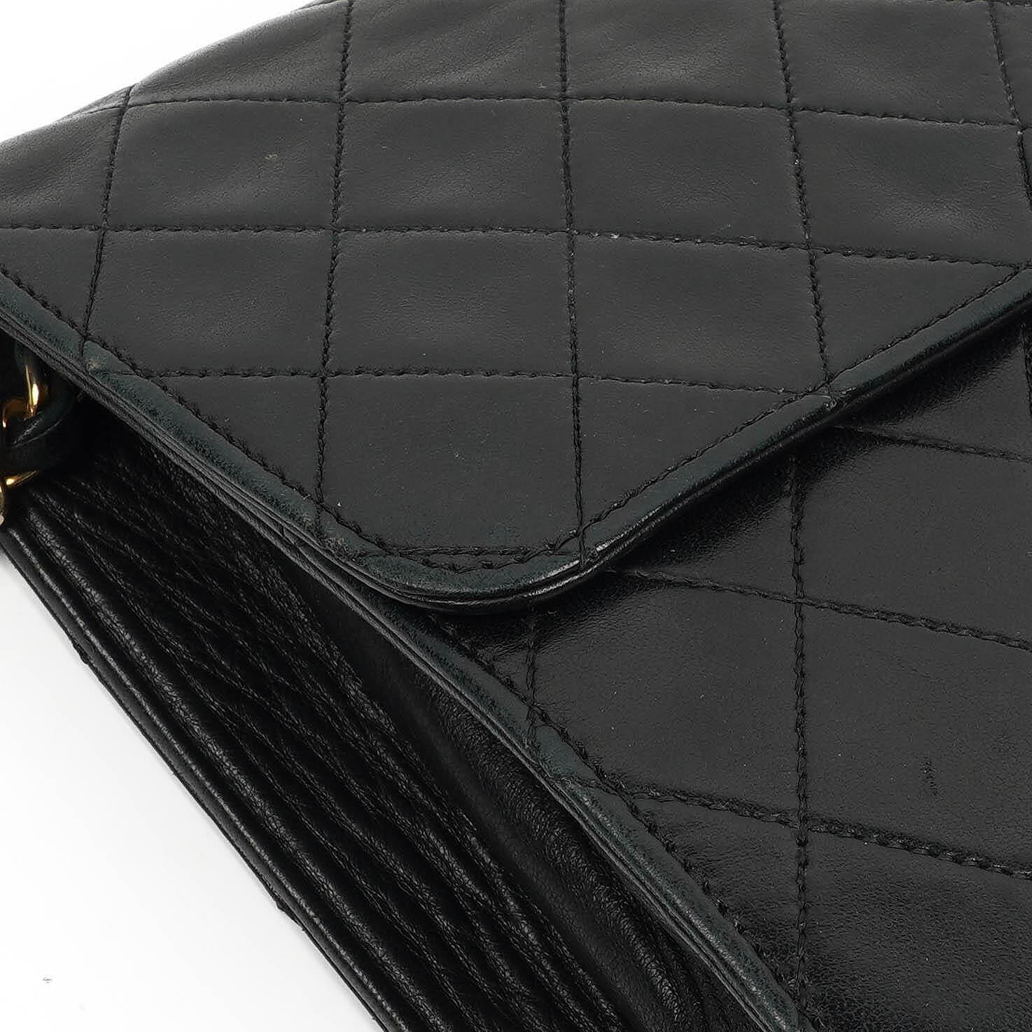 Chanel Small Classic Flap Bag aus Lammleder mit goldfarbener Hardware