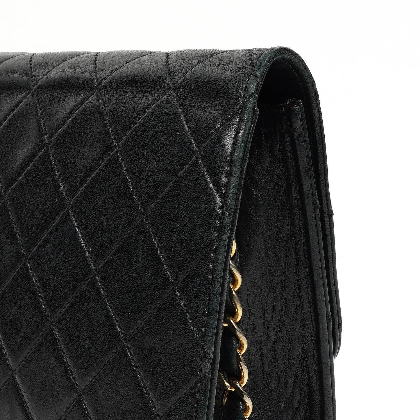 Chanel Small Classic Flap Bag aus Lammleder mit goldfarbener Hardware