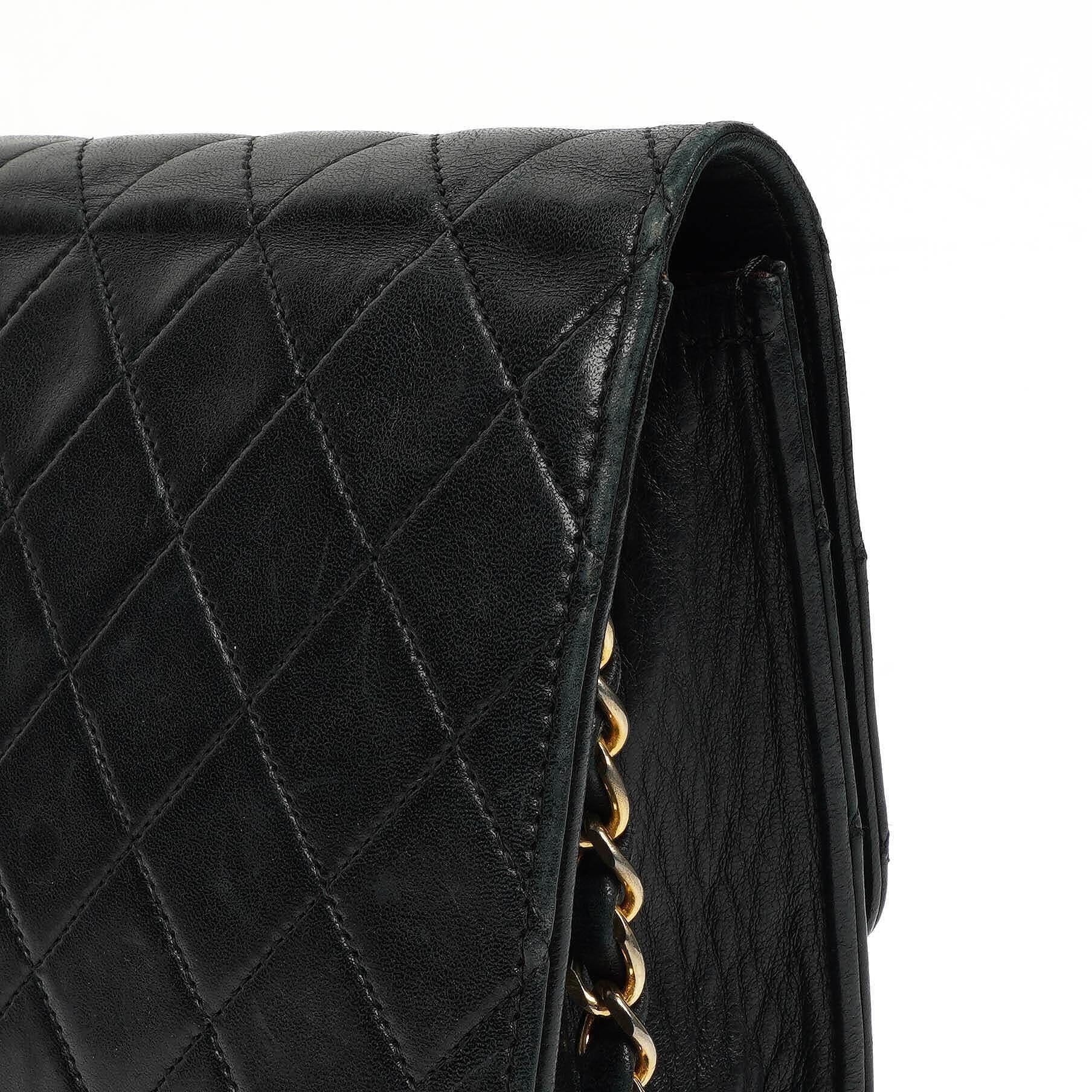 Chanel Small Classic Flap Bag aus Lammleder mit goldfarbener Hardware