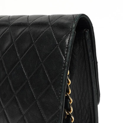 Chanel Small Classic Flap Bag aus Lammleder mit goldfarbener Hardware